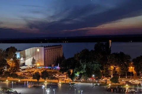 Спуск у площади Славы и Волга вечером