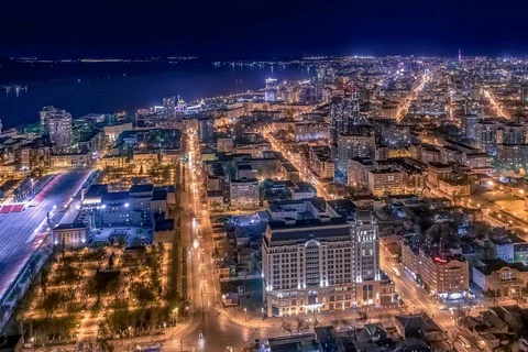 Центр Самары вечером: площадь Куйбышева и улицы старого города