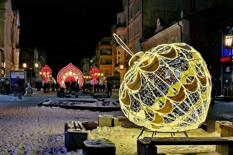 Светящийся шар на новогодней ярмарке (фото: regionsamara.ru)